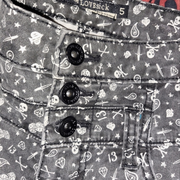 ☆FREE GIFT WITH PURCHASE☆    Lovesick high waisted shorts - Picture 2 of 4